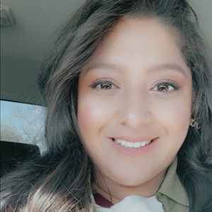 Meet your Posher, Alejandra